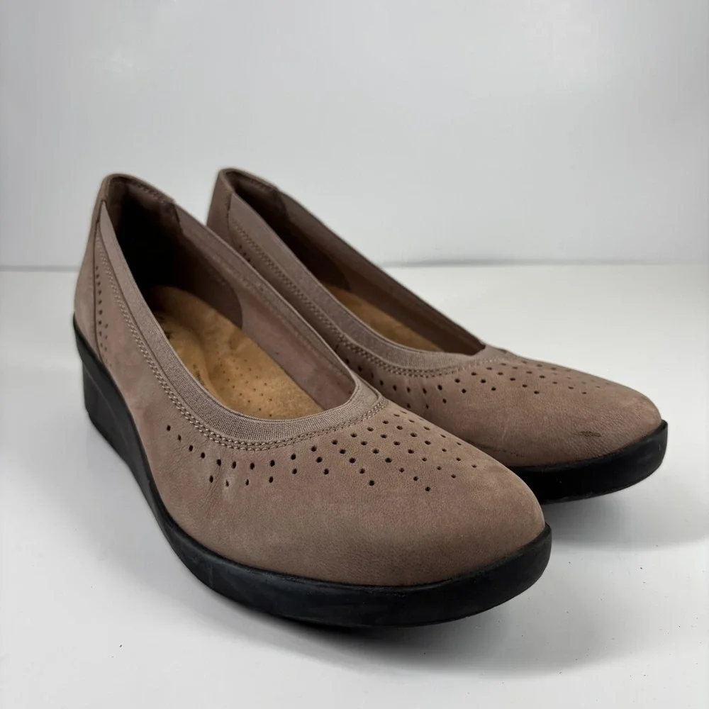 Clarks Suttyn Kaylie Women's 9.5M Light Taupe Casual Comfort Slip-On Wedge Shoes